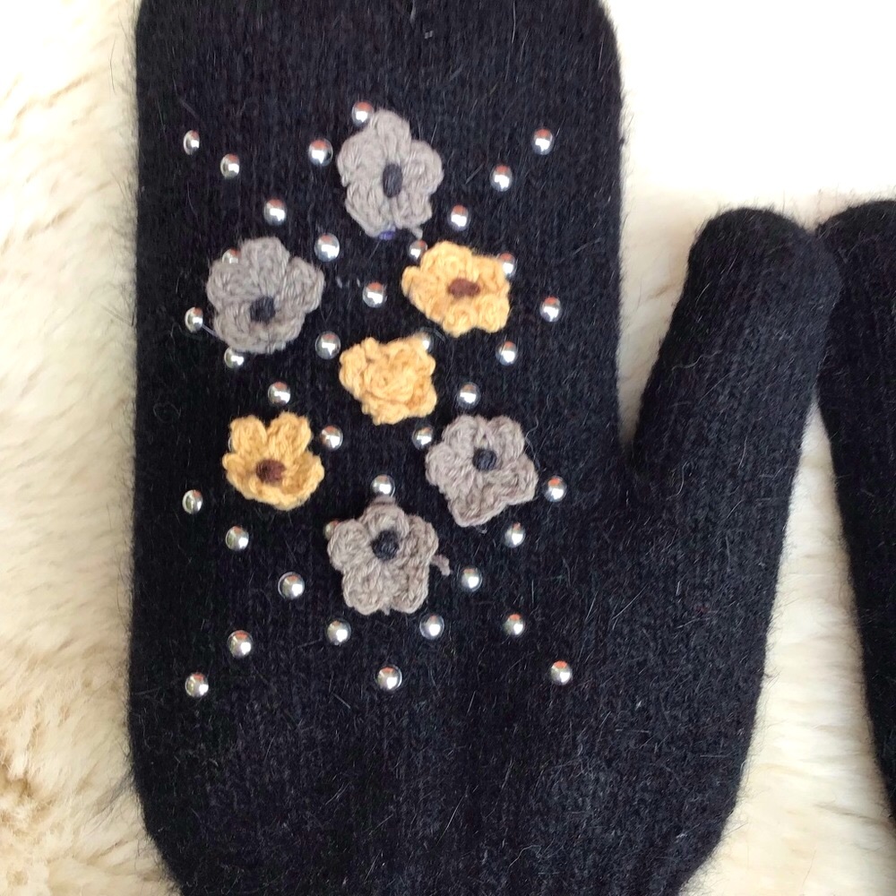 BOUTIQUE SUPER DOFT FAUX FUR LINED EMBELLISHED MITTENS - Picture 6 of 7